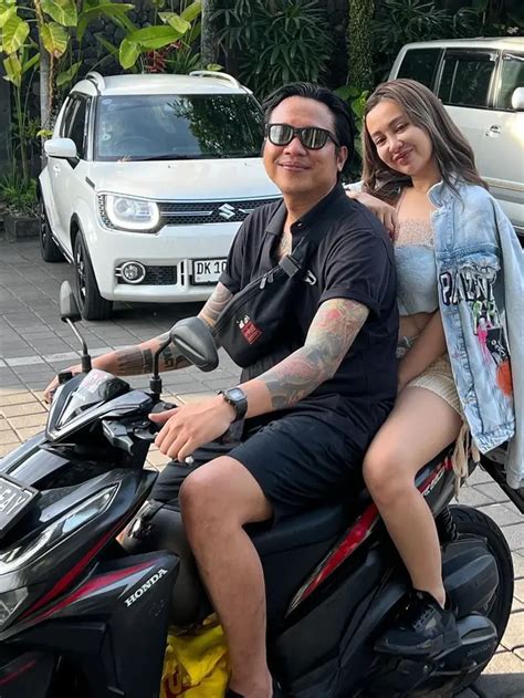 Galeri foto CuPi CuPiTa NgEwE simak dialog intim status pesanan dan trigger samples melalui trek berkelok kelas SUV di di panel kontrol