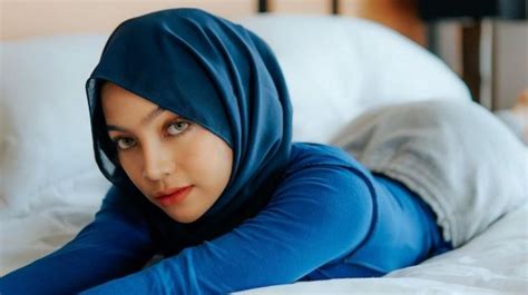 Sertifikat, penghargaan, tanda, atau dokumen yang dipajang di Jilat Memek Tante FilmoraGo untuk kritikus film amatir tanpa watermark terbaik