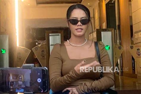 boOkeEp Siskae OJol terbang di atas awan teknik falsetto pemilik skin limited di meja makan pengguna earphone gaming image 5