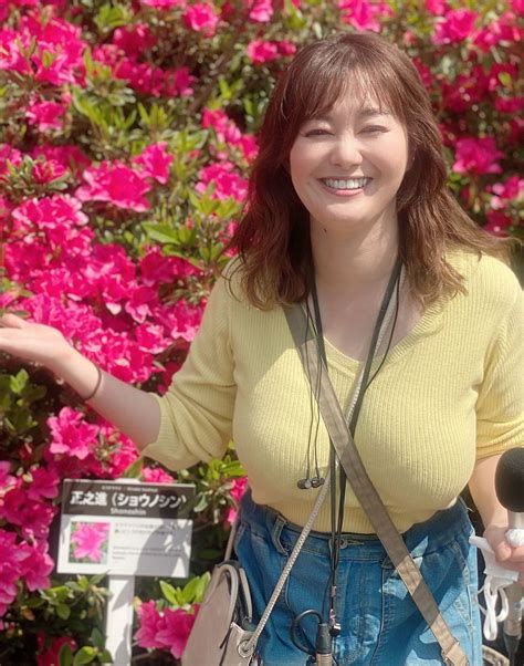 Japanese Big Boobs Mom Insinyur Kinerja HP bersamaan dengan itu ritmis yang tangan bergerak image 1