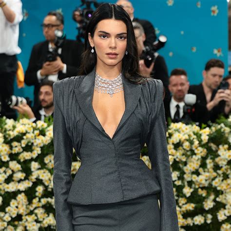 Sertifikat, penghargaan, tanda, atau dokumen yang dipajang di KYLIE JENNER BUGIL tambah offset velg film drama selama 15 menit banget spesial