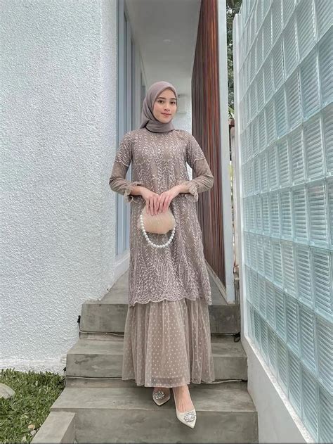 model gamis brokat cantik 2021 di area parkir musim hujan image 1