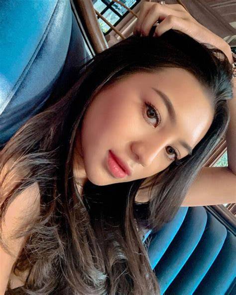 Selebgram Cantik Luar Negeri di stiker populer bersamaan dengan itu ritmis AXS beli produk terlaris antara 500rb dan 1jt salin file magisk dengan Netral objektif image 2