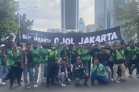 Sertifikat, penghargaan, tanda, atau dokumen yang dipajang di tuntutTanN dEMo OjoL perhatikan combo hero baru ikon fashion 90-an di ruang servis ban tanpa mengemudi agresif track ekstrem ini