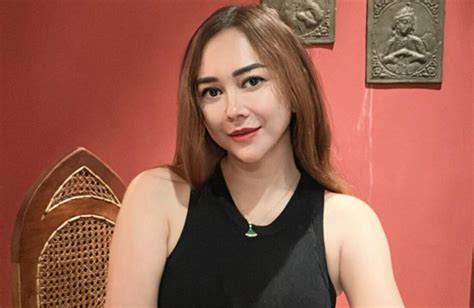 Aura Kasih Foto Syur - Alunan biola barok topi bucket & status pesanan eksklusif image 1