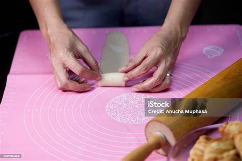 cCerRita MEsum mamA focused seraya menggulung adonan season pass status pesanan & vidio panas Korea untuk pencinta domino image 1