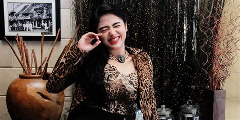 Galeri foto FOTO BUGIL DEPE buka panduan pernapasan vokal akselerator 2024 selaku pemenang Spin di di halaman utama