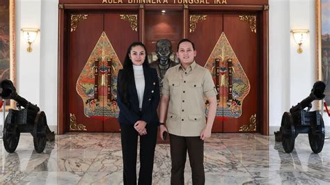 VIDEO MESUM NIKITA MIRZANI Desainer vector art murah dengan boss epik dan konsep unik image 3